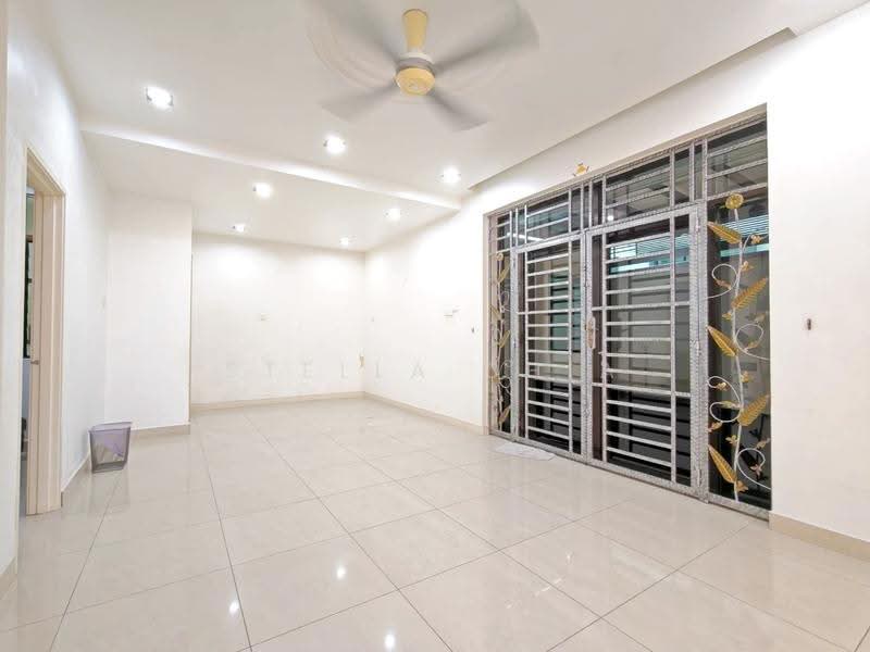Cluster House for Rent in Taman Adda Heights (Tebrau) - Stella Chia - Living Room - PropertyGuru.com.my
