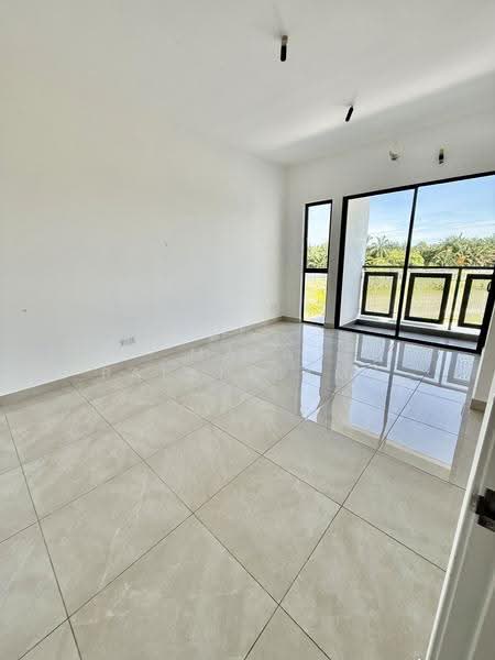 Rumah Teres 2-Tingkat untuk Dijual di Bandar Rimbayu (Telok Panglima Garang) - Mala Palanisamy - Balcony - PropertyGuru.com.my