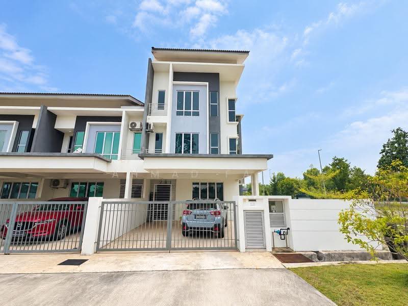 3-storey Terraced House for Sale in Sepang (Selangor) - Ahmad Faiz - Exterior - PropertyGuru.com.my