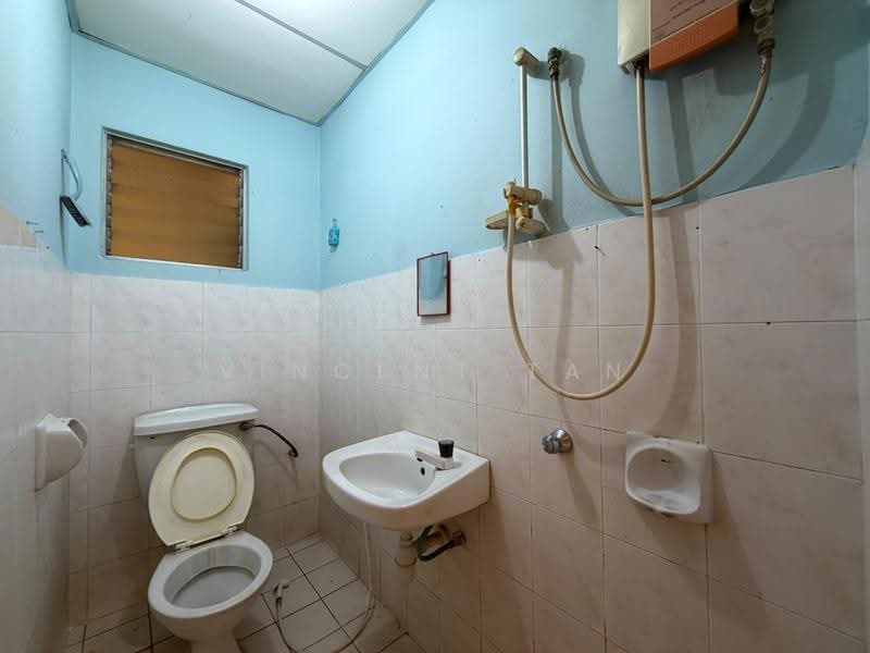 Apartment for Rent at Taman Rawang Mutiara - Vincent Tan - Bathroom - PropertyGuru.com.my