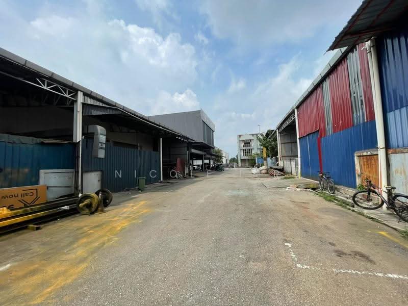 Factory for Sale in Bukit Kemuning (Shah Alam) - Nicole Ler - back road - PropertyGuru.com.my