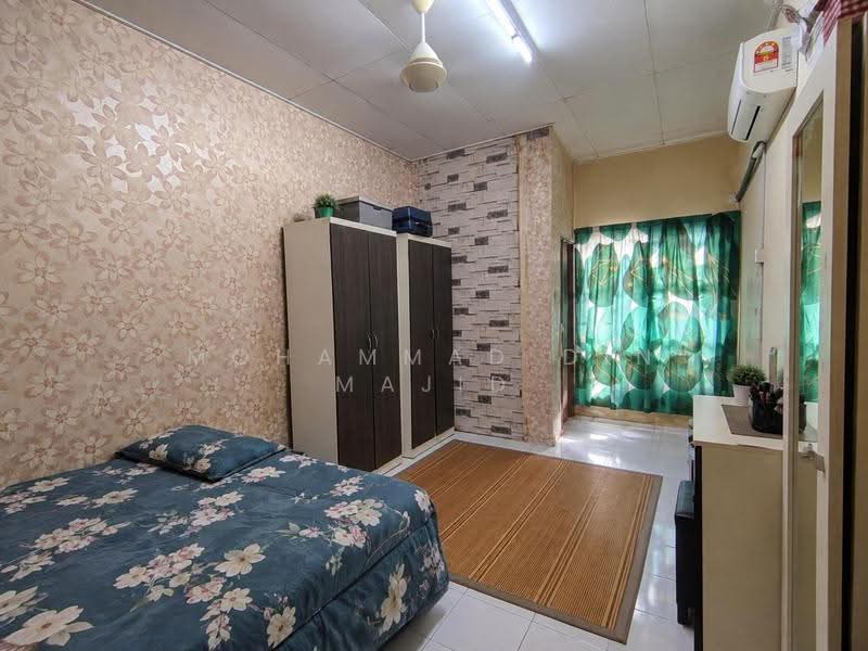 Rumah Teres 1-Tingkat untuk Dijual di Lestari Putra (Seri Kembangan) - Mohammad Din Majid - Bedroom - PropertyGuru.com.my