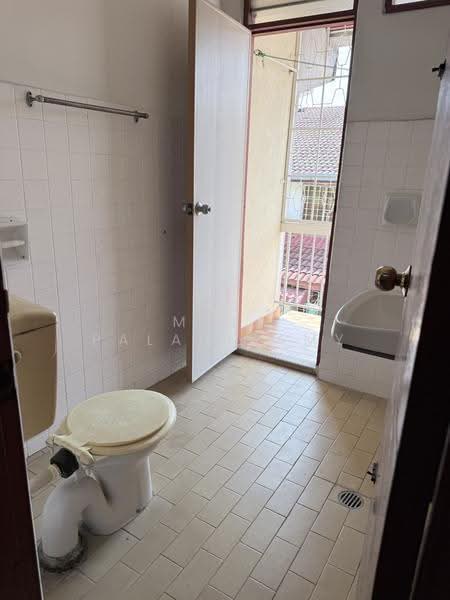 2-storey Terraced House for Sale in Kelana Jaya (Petaling Jaya) - Mala Palanisamy - Bathroom - PropertyGuru.com.my