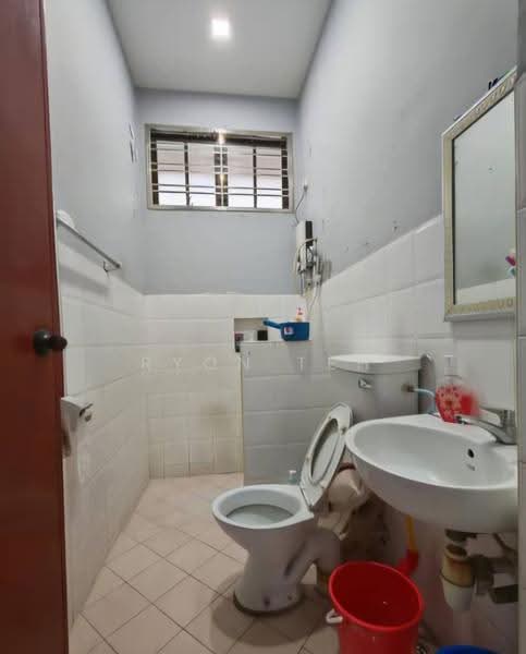 1-storey Terraced House for Sale in Taman Molek (Johor Bahru) - Ryon Teh - Bathroom - PropertyGuru.com.my