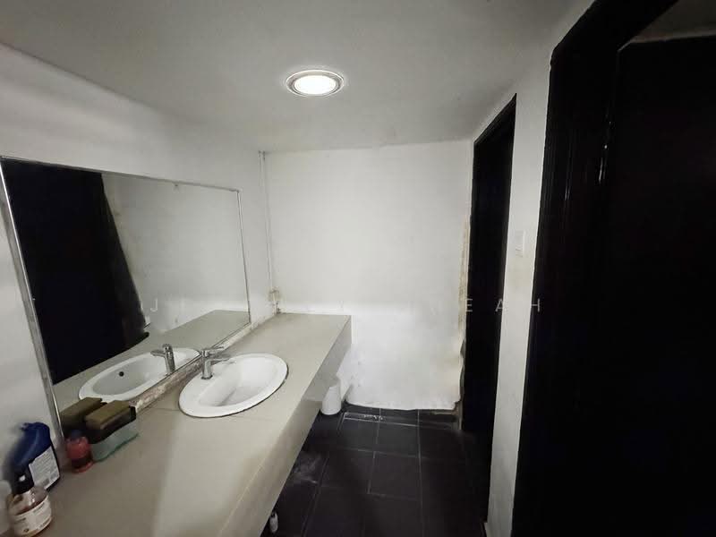 Shop for Rent in Fraser Business Park (Kuala Lumpur) - Jeffrey Cheah - Bathroom - PropertyGuru.com.my