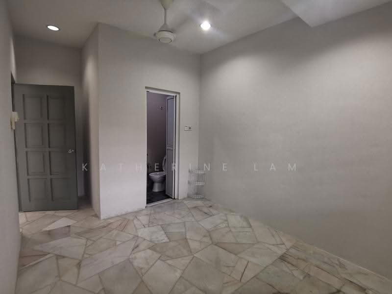 Rumah Teres untuk Dijual di Bandar Kinrara Seksyen 1 (Bandar Kinrara) - Katherine Lam - Bathroom - PropertyGuru.com.my