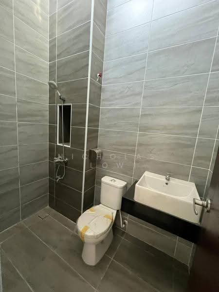 Rumah Kluster untuk Disewa di Taman Bestari Indah (Ulu Tiram) - Nicholas Low - Bathroom - PropertyGuru.com.my