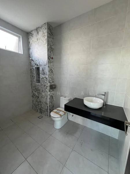 Rumah Kluster untuk Disewa di Taman Bestari Indah (Ulu Tiram) - Nicholas Low - Bathroom - PropertyGuru.com.my