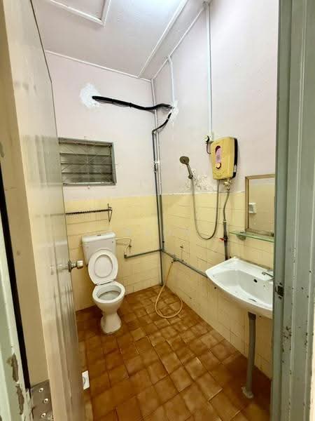 1-storey Terraced House for Sale in Taman Johor Jaya (Johor Bahru) - Carson . - Bathroom - PropertyGuru.com.my
