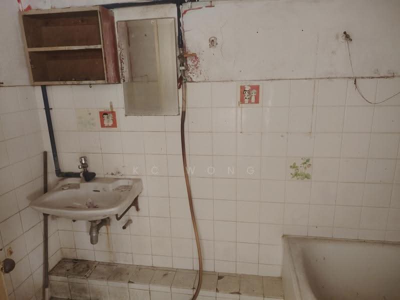 2-storey Terraced House for Sale in Taman Overseas Union (Taman Oug) (Jalan Klang Lama (Old Klang Road)) - KC Wong - Bathroom - PropertyGuru.com.my