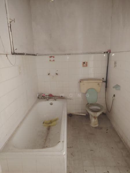 2-storey Terraced House for Sale in Taman Overseas Union (Taman Oug) (Jalan Klang Lama (Old Klang Road)) - KC Wong - Bathroom - PropertyGuru.com.my