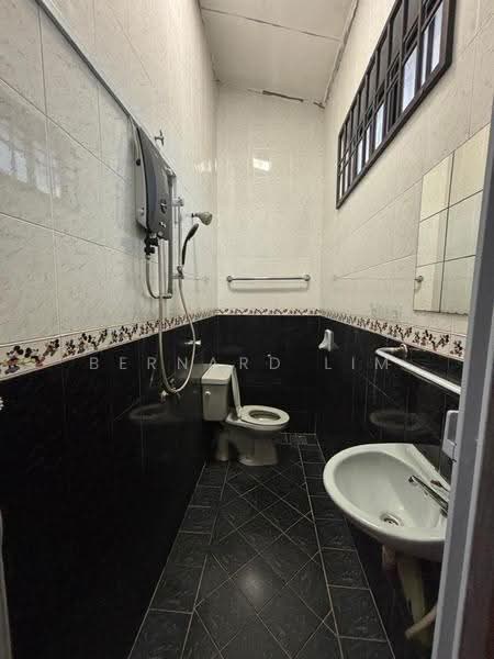 2-storey Terraced House for Rent in Taman Pelangi (Johor Bahru) - Bernard Lim - Bathroom - PropertyGuru.com.my