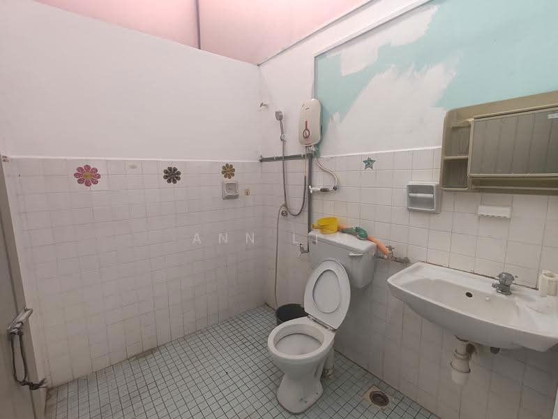 2-storey Terraced House for Rent in Taman Seri Songket (Batu Berendam) - Ann Lim - Bathroom - PropertyGuru.com.my