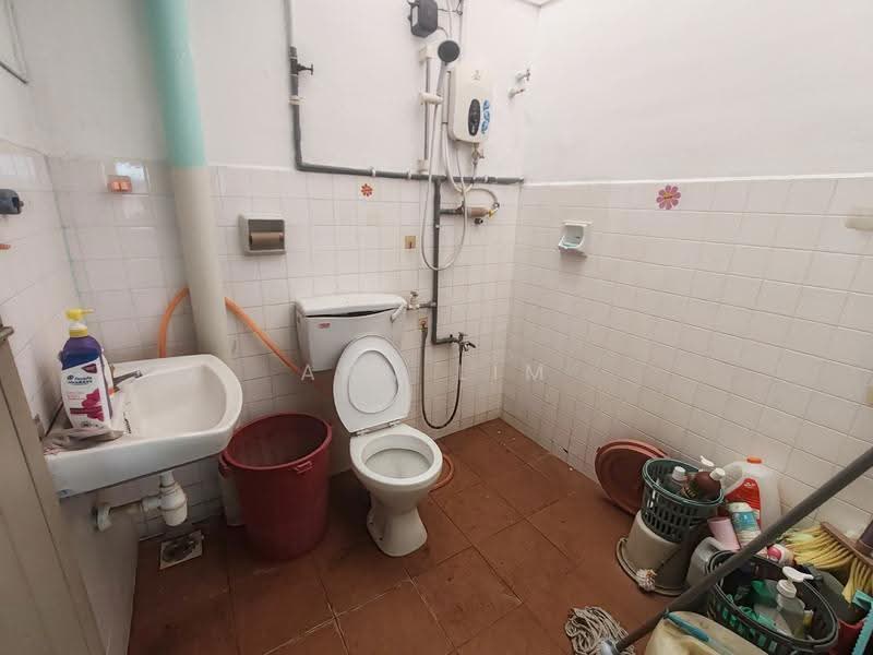 2-storey Terraced House for Rent in Taman Seri Songket (Batu Berendam) - Ann Lim - Bathroom - PropertyGuru.com.my