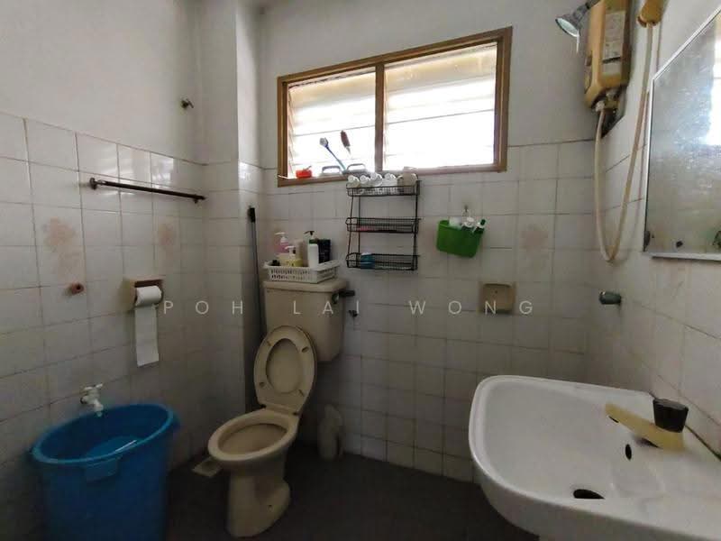 Rumah Teres 2-Tingkat untuk Dijual di Usj 13 (Subang Jaya) - Poh Lai Wong - Bathroom - PropertyGuru.com.my