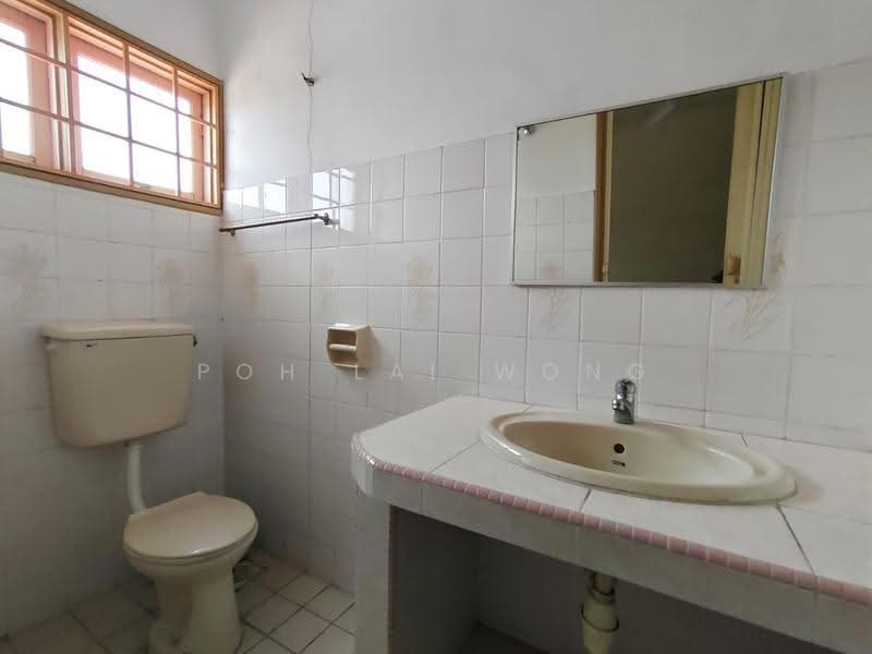 Rumah Teres 2-Tingkat untuk Dijual di Usj 13 (Subang Jaya) - Poh Lai Wong - Bathroom - PropertyGuru.com.my