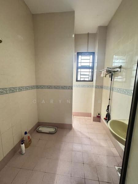 Rumah Teres 2-Tingkat untuk Dijual di Taman Kulai Utama (Kulai) - Caryn Ter - Bathroom - PropertyGuru.com.my