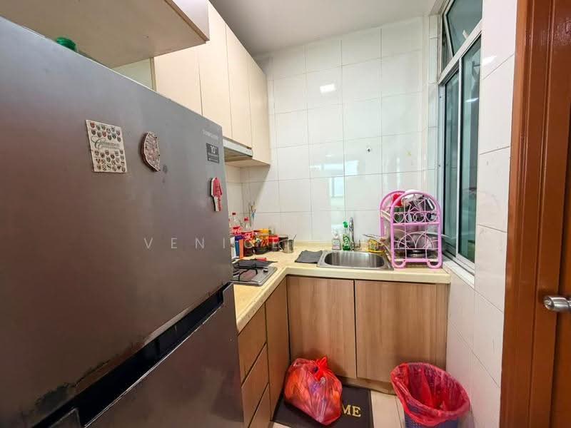 Kediaman Servis untuk Dijual di Pangsapuri Tanah Emas (Golden Sands) - Venice Tang - Kitchen - PropertyGuru.com.my