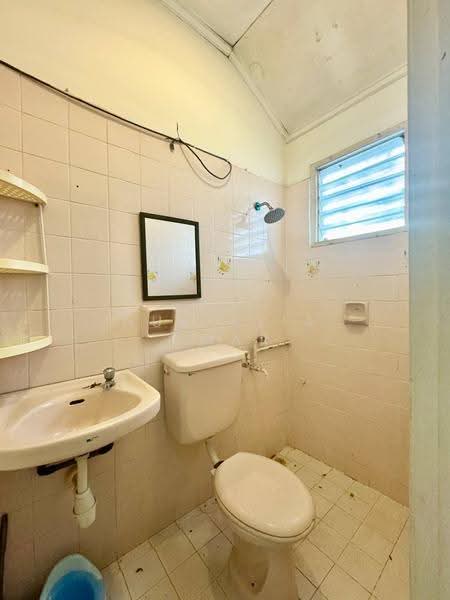 1.5-storey Terraced House for Sale in Usj 2 (Subang Jaya) - Nur Alia Omar - Bathroom - PropertyGuru.com.my