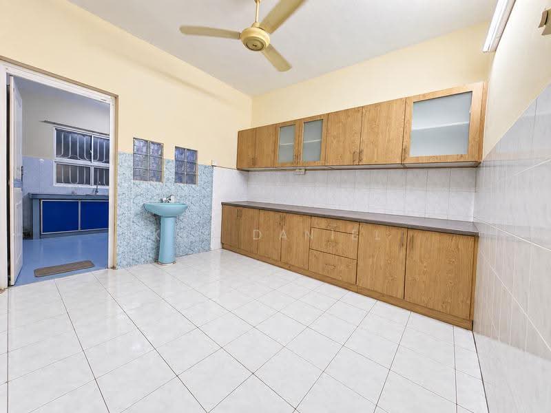2-storey Terraced House for Sale in Bandar Bukit Tinggi (Klang) - Kho Daniel - Kitchen - PropertyGuru.com.my