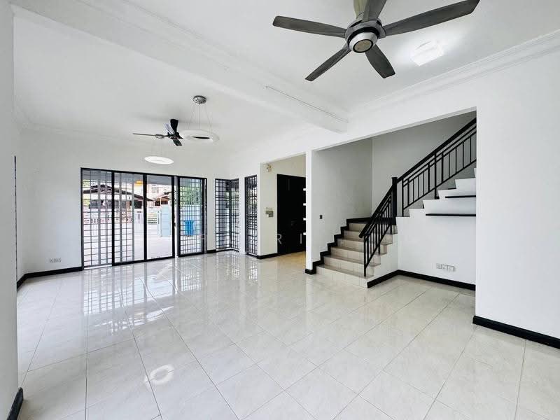 2-storey Terraced House for Sale in Bukit Jelutong (Shah Alam) - Fazri . - Living Room - PropertyGuru.com.my