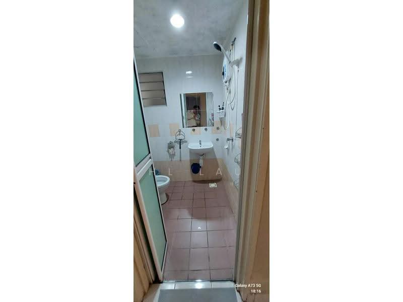 Kondominium untuk Disewa di Astaka Heights Apartments - HL Lau - Bathroom - PropertyGuru.com.my