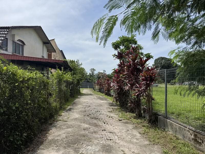 Rumah Banglo untuk Dijual di Rahang (Seremban) - Alicia Chan - Drive way to the house - PropertyGuru.com.my