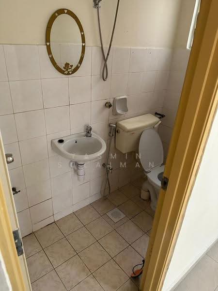 Apartment for Rent at saujana apartment - Yasmin Sulaiman - Bathroom - PropertyGuru.com.my