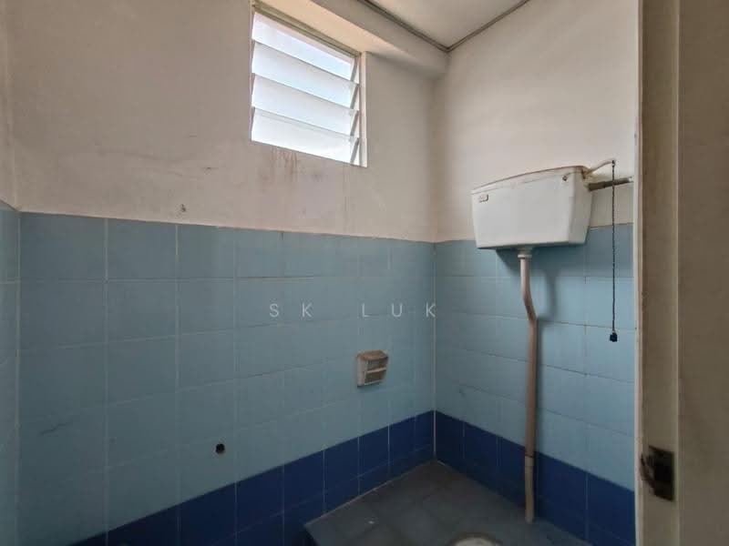Kedai untuk Dijual di Rawang Perdana 2 (Rawang) - SK Luk - Bathroom - PropertyGuru.com.my