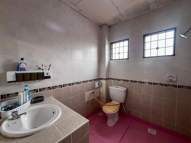 2-storey Terraced House for Sale in Desa Coalfields (Sungai Buloh) - Khairul Syafiq - Bathroom - PropertyGuru.com.my