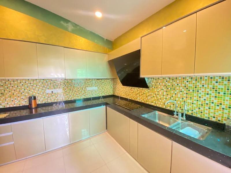 Semi-Detached House for Sale in Bandar Saujana Putra (Tanjong Duabelas) - Leia Lian - Kitchen - PropertyGuru.com.my