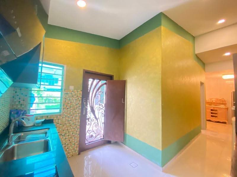 Semi-Detached House for Sale in Bandar Saujana Putra (Tanjong Duabelas) - Leia Lian - Kitchen - PropertyGuru.com.my