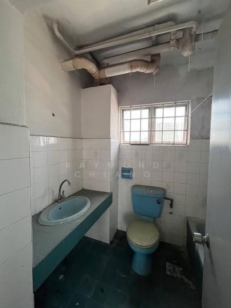Apartment for Rent at Pangsapuri Seri Gembira - Raymond Chiang - Bathroom - PropertyGuru.com.my