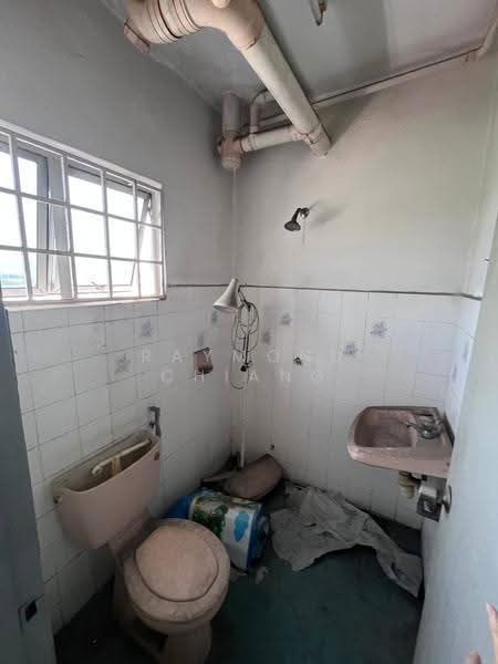 Apartment for Rent at Pangsapuri Seri Gembira - Raymond Chiang - Bathroom - PropertyGuru.com.my