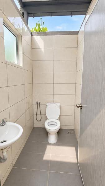 Semi-Detached House for Sale in Taman Nusa Intan (Senawang) - Khairul Idzwan - Bathroom - PropertyGuru.com.my