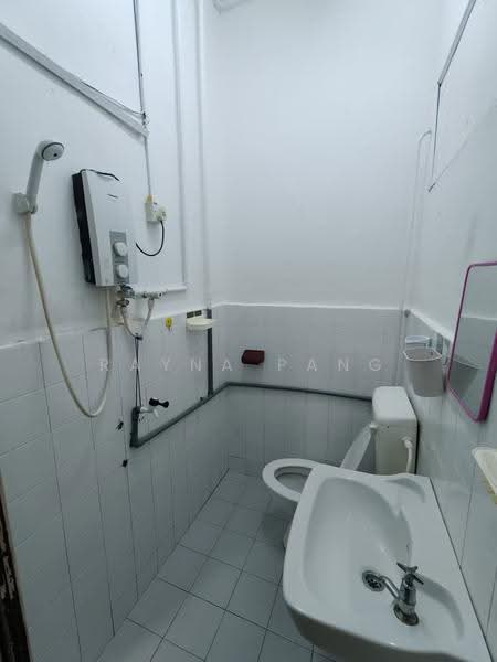 Rumah Teres 1-Tingkat untuk Disewa di Taman Pelangi (Johor Bahru) - Rayna Pang - Bathroom - PropertyGuru.com.my