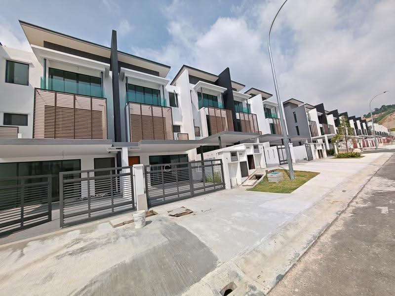 2.5-storey Terraced House for Sale in Bukit Jelutong (Shah Alam) - JC Lee - Exterior - PropertyGuru.com.my