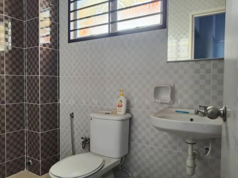 Cluster House for Sale in Bandar Saujana Putra (Tanjong Duabelas) - Irwan Affandi - Bathroom - PropertyGuru.com.my