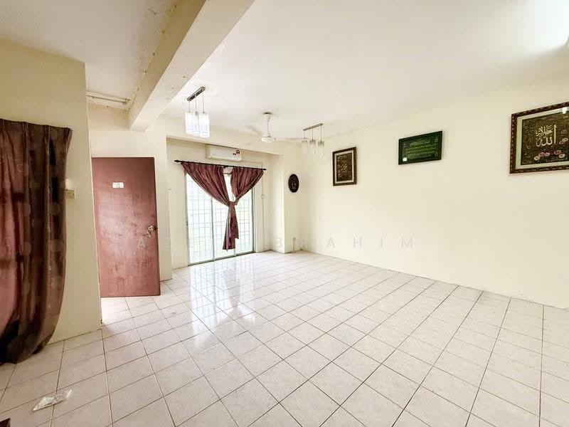 2-storey Terraced House for Sale in Bandar Tasik Kesuma (Beranang) - Azli Ibrahim - Living Room - PropertyGuru.com.my