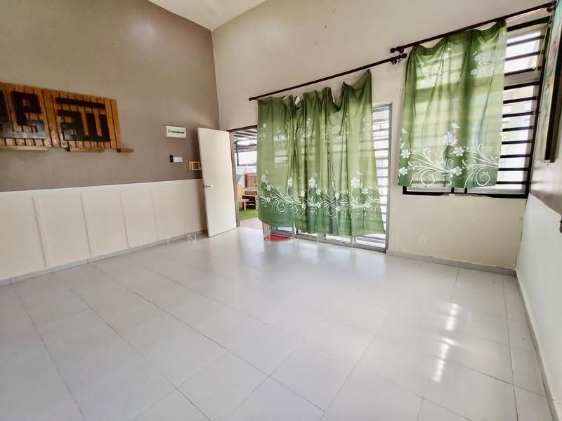 Rumah Berkembar untuk Dijual di Kampung Bukit Rangin (Kuantan) - Atina Natasha - Living Room - PropertyGuru.com.my