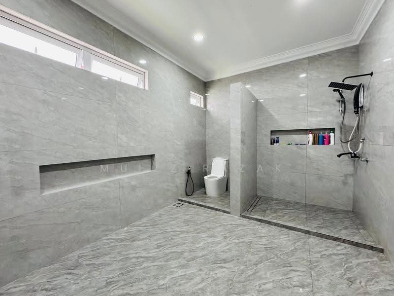 Rumah Banglo untuk Dijual di Seksyen 6 (Shah Alam) - Muizz Razak - Bathroom - PropertyGuru.com.my