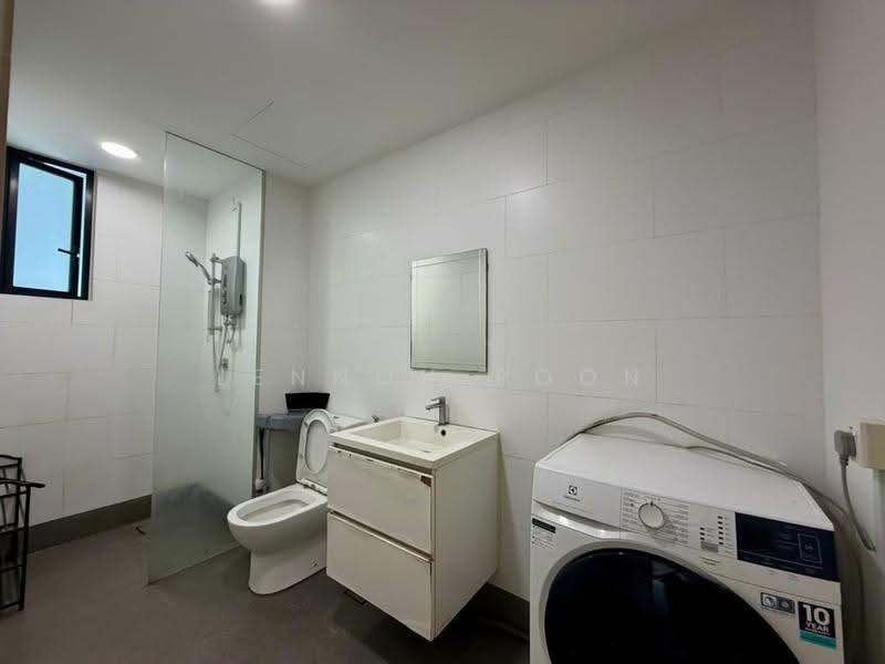 Kediaman Servis untuk Disewa di SqWhere Service Apartments - Lennon Poon - Bathroom - PropertyGuru.com.my