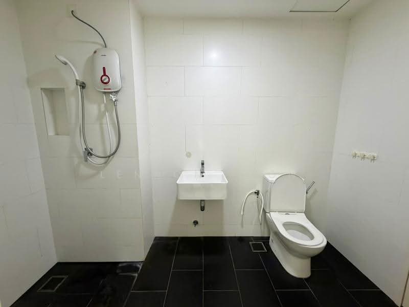 Kediaman Servis untuk Disewa di SqWhere Service Apartments - Lennon Poon - Bathroom - PropertyGuru.com.my