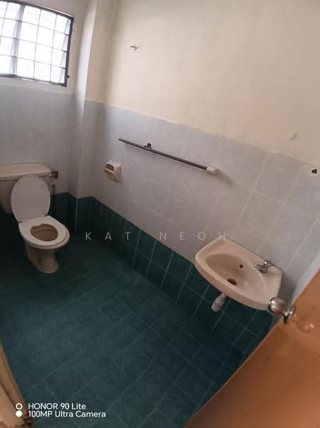 Kilang untuk Dijual di Taman Perindustrian Bukit Serdang (Seri Kembangan) - KAT NEOH - Bathroom - PropertyGuru.com.my