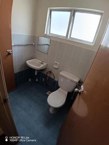 Kilang untuk Dijual di Taman Perindustrian Bukit Serdang (Seri Kembangan) - KAT NEOH - Bathroom - PropertyGuru.com.my