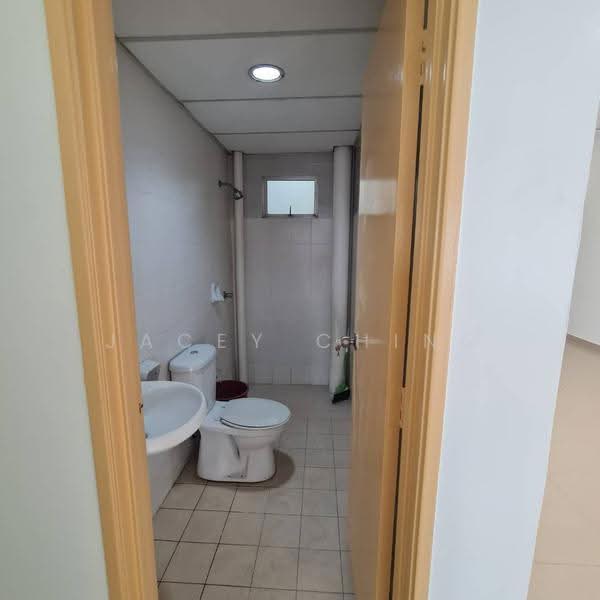 Kediaman Servis untuk Dijual di Putra Majestik - Jacey Ching - Bathroom - PropertyGuru.com.my