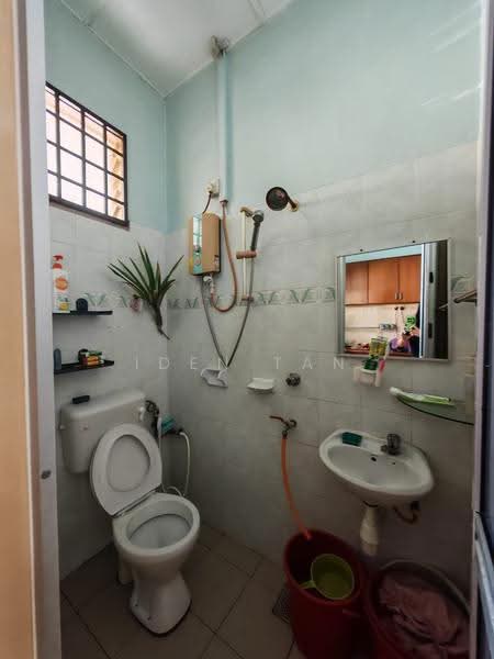 1.5-storey Terraced House for Sale in Taman Bukit Jaya (Ulu Tiram) - Iden Tan - Bathroom - PropertyGuru.com.my
