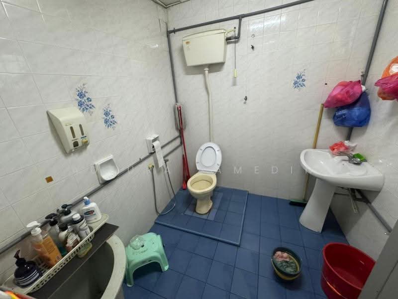 Rumah Berkembar untuk Dijual di Taman Overseas Union (Taman Oug) (Jalan Klang Lama (Old Klang Road)) - Adzura Zamedin - Bathroom - PropertyGuru.com.my