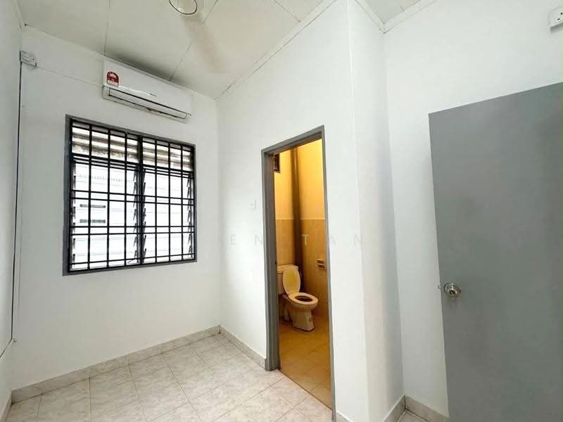 2-storey Terraced House for Sale in Mutiara Rini (Skudai) - Iden Tan - Bathroom - PropertyGuru.com.my