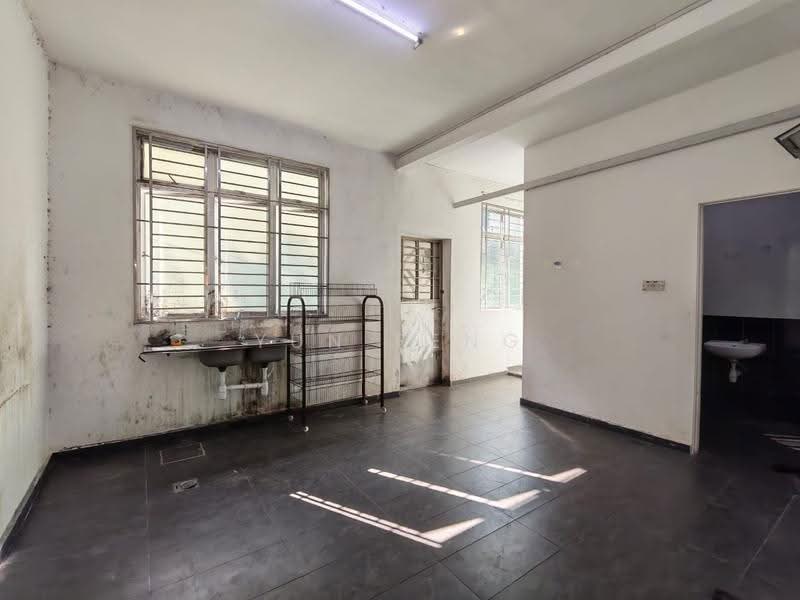 2.5-storey Terraced House for Sale in Taman Seri Orkid (Skudai) - Yun Feng - Kitchen - PropertyGuru.com.my